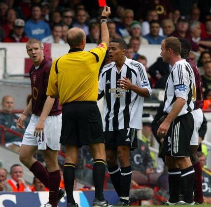 FIFA Schiedsrichter Steve Bennett (England) zeigt Jermaine Jenas (Mitte) die rote Karte, daneben Alan Shearer (re., beide Newcastle) und Philippe Senderos (Arsenal) -  Fußball Herren English Premier League 2005 2006, 1. Englische Liga, Arsenal FC London - Newcastle United 2:0 Gruppe London