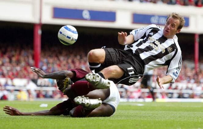 Lee Bowyer (Newcastle, re.) wird von Kolo Toure (Arsenal) gefoult -  Fußball Herren English Premier League 2005 2006, 1. Englische Liga, Arsenal FC London - Newcastle United 2:0 Gruppe London Dynamik, Kampf,
