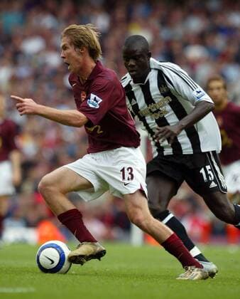 Aliaksandr Hleb (Arsenal, li.) gegen Amdy Faye (Newcastle) -  Fußball Herren English Premier League 2005 2006, 1. Englische Liga, Arsenal FC London - Newcastle United 2:0 Gruppe London Dynamik,