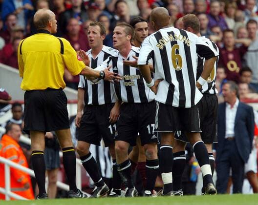 FIFA Schiedsrichter Steve Bennett (England) sieht sich den Reklamationen von Newcastle ausgesetzt, v.li.: Lee Bowyer, Scott Parker und Alain Boumsong -  Fußball Herren English Premier League 2005 2006, 1. Englische Liga, Arsenal FC London - Newcastle United 2:0 Gruppe London