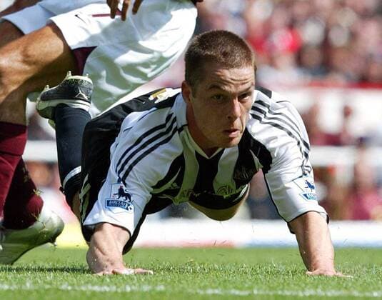 Scott Parker (Newcastle) stürzt zu Boden -  Fußball Herren English Premier League 2005 2006, 1. Englische Liga, Newcastle United Einzelbild London Dynamik,