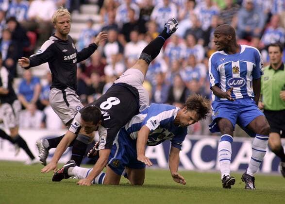 Arjan de Zeeuw (Wigan, 2.v.re.) gegen Frank Lampard (2.v.li.), daneben Eidur Gudjohnsen (li., beide Chelsea) und Jason Roberts (Wigan) - EDITORIAL USE ONLY. No use with unauthorised audio, video, data, fixture lists, club league logos or live services. Online in-match use limited to 120 images, no video emulation. No use in betting, games or single club league player publications. Fußball Herren English Premier League 2005 2006, 1. Englische Liga, Wigan Athletic - Chelsea FC London 0:1 Gruppe Wigan Dynamik,