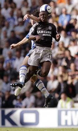 Shaun Wright Phillips (Chelsea, vorn) gegen Leighton Baines (Wigan) - EDITORIAL USE ONLY. No use with unauthorised audio, video, data, fixture lists, club league logos or live services. Online in-match use limited to 120 images, no video emulation. No use in betting, games or single club league player publications. Fußball Herren English Premier League 2005 2006, 1. Englische Liga, Wigan Athletic - Chelsea FC London 0:1 Gruppe Wigan Dynamik, Höhe,