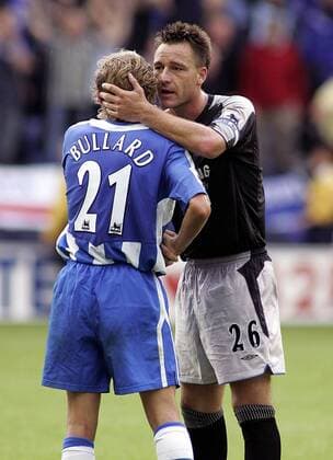 John Terry (Chelsea, re.) flüstert James Bullard (Wigan) wichtige Ratschläge ins Ohr - EDITORIAL USE ONLY. No use with unauthorised audio, video, data, fixture lists, club league logos or live services. Online in-match use limited to 120 images, no video emulation. No use in betting, games or single club league player publications. Fußball Herren English Premier League 2005 2006, 1. Englische Liga, Wigan Athletic - Chelsea FC London 0:1 Gruppe Wigan Kameradschaft