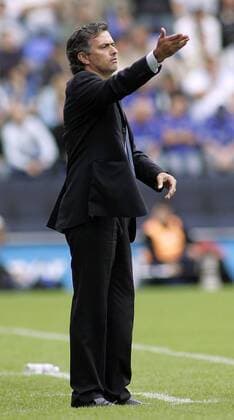 Trainer Jose Mourinho (Chelsea) zeigt die Richtung an - EDITORIAL USE ONLY. No use with unauthorised audio, video, data, fixture lists, club league logos or live services. Online in-match use limited to 120 images, no video emulation. No use in betting, games or single club league player publications. Fußball Herren English Premier League 2005 2006, 1. Englische Liga, Chelsea FC London Einzelbild Wigan