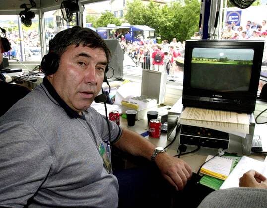 Radsportlegende Eddy Merckx (Belgien) während der Tour de France 2000 als Co Kommentator -  Radsport Herren Tour de France 2000, Straßenradsport, Straße, Rad Einzelbild Reporterplatz, Reporterplätze, Kommentatorenplatz Revel, Kommentatorenplätze
