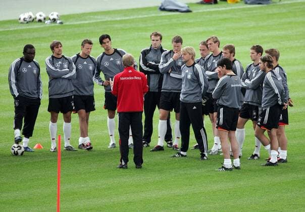 Die Spieler der deutschen Nationalmannschaft lauschen aufmerksam den Ausführungen von Bundestrainer Jürgen Klinsmann (Deutschland) Fußball Herren Nationalmannschaft 2005, Nationalteam, Training Totale Frankfurt M.