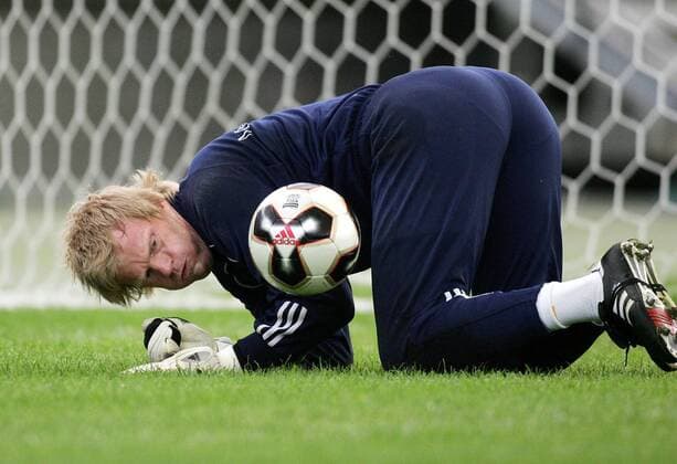 Torwart Oliver Kahn (Deutschland) fixiert den Ball Fußball Herren Nationalmannschaft 2005, Nationalteam, Training Einzelbild Frankfurt M.