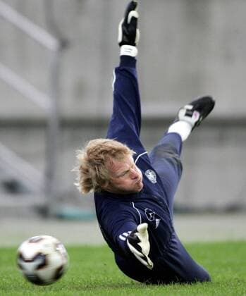 Torwart Oliver Kahn (Deutschland) muss den Ball passieren lassen Fußball Herren Nationalmannschaft 2005, Nationalteam, Training Einzelbild Frankfurt M. Dynamik, Abwehr