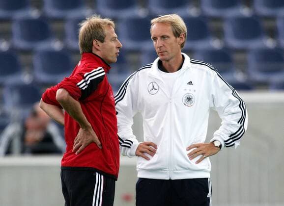 Bundestrainer Jürgen Klinsmann (li.) im Gespräch mit Sportpsychologe Dr. Hans Dieter Hermann (beide Deutschland) Fußball Herren Nationalmannschaft 2005, Nationalteam, Training Gruppe Frankfurt M.