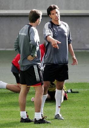 Michael Ballack (re.) im Gespräch mit Teammanager Oliver Bierhoff (beide Deutschland) Fußball Herren Nationalmannschaft 2005, Nationalteam, Training Gruppe Frankfurt M.