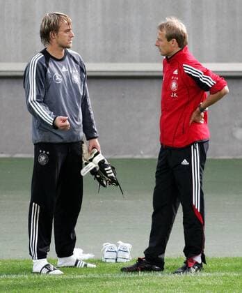 Torwart Timo Hildebrand (li.) im Gespräch mit Bundestrainer Jürgen Klinsmann (beide Deutschland) Fußball Herren Nationalmannschaft 2005, Nationalteam, Training Gruppe Frankfurt M.