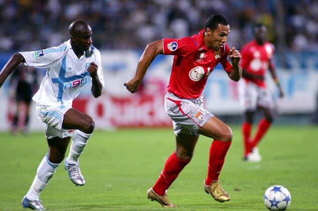 John Carew (Lyon, re.) gegen Abdoulaye Meite (Marseille) Fußball Herren Ligue Une 2005 2006, 1. Französische Liga, Olympique de Marseille - Olympique Lyonnais 1:1, OL, OM, Gruppe pan10504 Marseille Dynamik,  