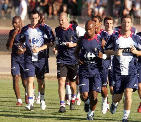 Willy Sagnol (2.v.li.) während des Trainings im Gespräch mit Zinedine Zidane (3.v.li); 2.v.re. Sylvain Wiltord (alle Frankreich) Fußball Herren Nationalmannschaft 2005, Nationalteam, Training, Vdig Gruppe pan10502  