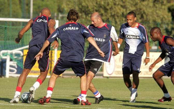 Zinedine Zidane (3.v.re.) und Thierry Henry (beide Frankreich) gut gelaunt während des Trainings Fußball Herren Nationalmannschaft 2005, Nationalteam, Training, Vdig Gruppe pan10502  