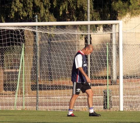 Zinedine Zidane (Frankreich) lässt während des Trainings den Kopf hängen Fußball Herren Nationalmannschaft 2005, Nationalteam, Training, Vdig Einzelbild pan10502 Nachdenklichkeit, Enttäuschung  