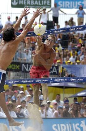 Larry Witt (re.) schmettert den Ball am Block von Mike Lambert (beide USA) vorbei - (Icon4030674) Beachvolleyball Herren Huntington Beach Open 2005, AVP Nissan Series, Finale Gruppe Huntington Beach Dynamik, EDITORIAL USE ONLY
