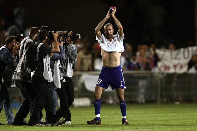 Zinedine Zidane (Frankreich) wird nach seinem Comeback in der Nationalmannschaft von Fotografen umlagert Fußball Länderspiel Herren Länderspiel 2005, Freundschaftsspiel, Test, Testspiel Gruppe Montpellier