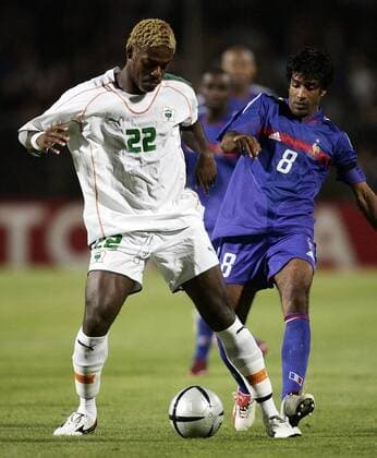 Romaric Koffi N Dri (Elfenbeinküste, li.) gegen Vikash Dhorasoo (Frankreich) Fußball Länderspiel Herren Länderspiel 2005, Freundschaftsspiel, Test, Testspiel Gruppe Montpellier Dynamik,
