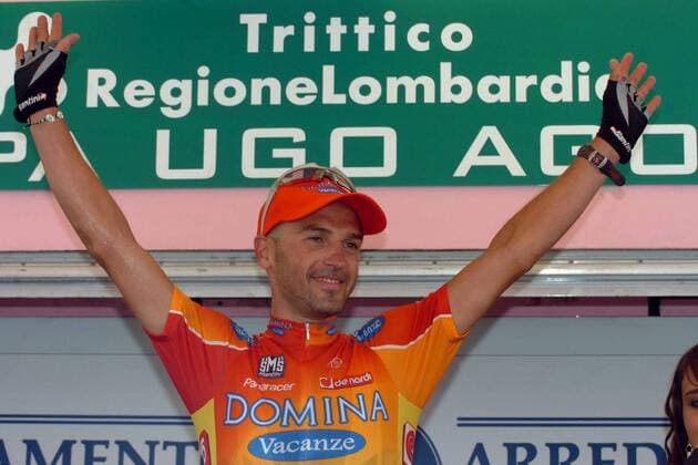 Paolo Valoti (Italien Domina Vacanze) jubelt über den Gewinn der Coppa Agostoni 2005 - , Radsport Herren Coppa Agostoni 2005, Agostini, Straßenradsport, Rad, Straße, Einzelbild Freude,