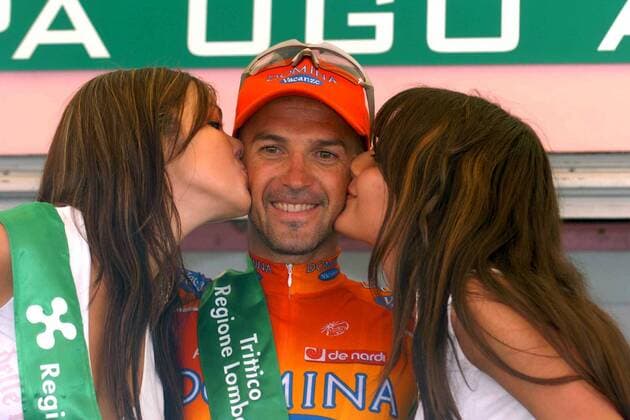 Paolo Valoti (Italien Domina Vacanze) empfängt Küsse als Lohn für den Gewinn der Coppa Agostoni 2005- , Radsport Herren Coppa Agostoni 2005, Agostini, Straßenradsport, Rad, Straße, Gruppe Freude,