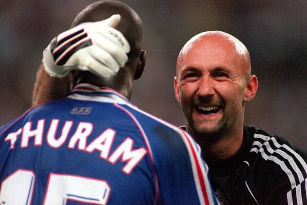 Weltmeister Frankreich - Torwart Fabien Barthez und Lilian Thuram freuen sich -  Fußball WM Herren Weltmeisterschaft 1998, Nationalmannschaft, Nationalteam, Nationaltrikot, Länderspiel, Finale Gruppe Paris, St. Denis Glück, Harmonie, Freude,