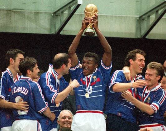 Weltmeister Frankreich, v.li.: Robert Pires, Bixente Lizarazu, Zinedine Zidane, Marcel Desailly mit dem WM Pokal, Laurent Blanc und Didier Deschamps -  Fußball WM Herren Weltmeisterschaft 1998, Nationalmannschaft, Nationalteam, Nationaltrikot, Länderspiel, Finale Gruppe Emotionen, glücklich, FIFA World Cup, WorldCup, Paris, St. Denis Glück, Begeisterung, Freude,