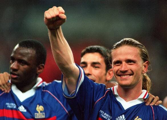 Weltmeister Frankreich - Emmanuel Petit (re.) jubelt, daneben Patrick Vieira -  Fußball WM Herren Weltmeisterschaft 1998, Nationalmannschaft, Nationalteam, Nationaltrikot, Länderspiel, Finale, Gruppe Paris St. Denis, Endspiel Glück, Freude,