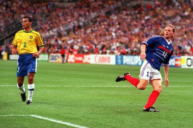Emmanuel Petit (Frankreich, re.) hat abgezogen und zum 0:3 getroffen, daneben Cafu (Brasilien) -  Fußball WM Herren Weltmeisterschaft 1998, Nationalmannschaft, Nationalteam, Nationaltrikot, Länderspiel, Finale, Gruppe Paris St. Denis, Endspiel Dynamik,