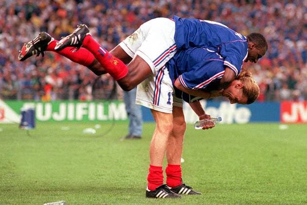 Torjubel Frankreich, Torschütze Emmanuel Petit (unten) wird von Patrick Vieira umarmt -  Fußball WM Herren Weltmeisterschaft 1998, Nationalmannschaft, Nationalteam, Nationaltrikot, Länderspiel, Finale, Gruppe Paris St. Denis, Endspiel Freude,