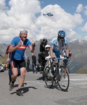 Levi Leipheimer (USA Gerolsteiner) wird am Anstieg von einem Fan kräftig angefeuert Radsport Herren Deutschland Tour 2005, Straßenradsport, Straße, Rad, Deutschlandtour, Rundfahrt, ProTour Gruppe 4. Etappe Kufstein - Sölden