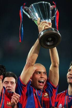 Ronaldo (Barca) jubelt mit dem Pott -  Fußball EC 2 Herren Europapokal der Pokalsieger 1996 1997, Europacup, Finale, Endspiel, FC Barcelona Einzelbild Rotterdam Glück, Begeisterung, Freude,