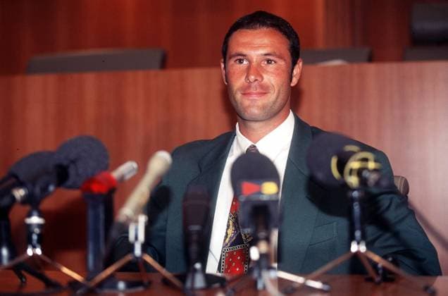 Jean Marc Bosman (Belgien) auf der Pressekonferenz nach seinem Prozeß vor dem Europäischen Gerichtshof -  Fußball Herren Gerichtsverhandlung 1995, Gericht, Justiz, Urteil, Urteilsverkündung, Verhandlung Einzelbild Bosmanurteil, Gerichtsentscheidung Luxemburg