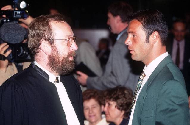 Jean Marc Bosman (re.) im Gespräch mit seinem Rechtsanwalt Luc Misson (beide Belgien) während seines Prozesses vor dem Europäischen Gerichtshof -  Fußball Herren Gerichtsverhandlung 1995, Gericht, Justiz, Urteil, Urteilsverkündung, Verhandlung Gruppe Bosmanurteil, Gerichtsentscheidung Luxemburg