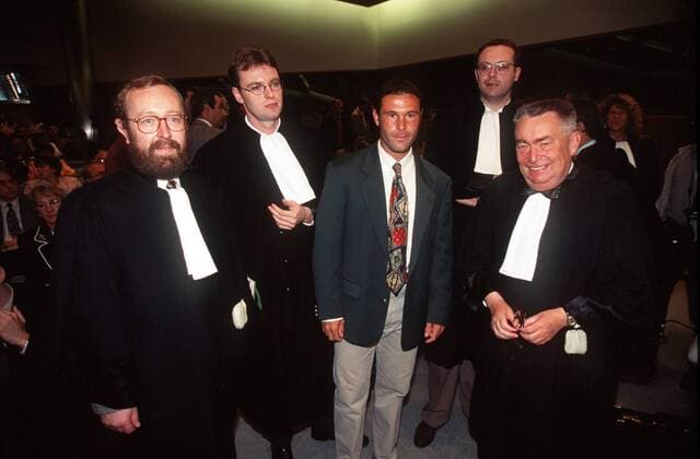 Jean Marc Bosman (Mitte) im Kreise seiner Anwälte, u.a. mit Rechtsanwalt Luc Misson (li., beide Belgien), und Jean Louis Dupont (2. v.li.) während seines Prozesses vor dem Europäischen Gerichtshof -  Fußball Herren Gerichtsverhandlung 1995, Gericht, Justiz, Urteil, Urteilsverkündung, Verhandlung Gruppe Bosmanurteil, Gerichtsentscheidung Luxemburg