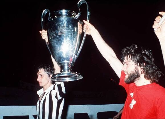 Europapokalsieger Ajax - Johan Cruyff (li.) und Barry Hulshoff jubeln mit dem Coupe des Clubs Champions Europeens -  Fußball EC 1 Herren Europapokal der Landesmeister 1972 1973, Europacup, Endspiel, Ajax Amsterdam - Juventus Turin 1:0 Gruppe Belgrad Glück, Freude,