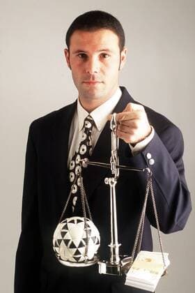 Jean Marc Bosman (Belgien) posiert als Justitia mit einer Waage, bei der das Geld mehr Gewicht hat als der Fußball -  Fußball Herren Shooting 1996, Fotoshooting, Fototermin, Gericht, Gerichtsverhandlung, Urteil, Bosmanurteil, Recht Einzelbild Gerichtsentscheidung Aufnahmedatum geschätzt