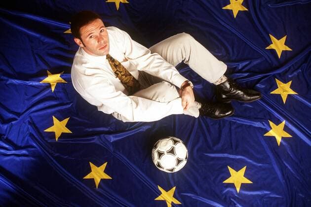 Jean Marc Bosman (Belgien) posiert auf einer europäischen Fahne -  Fußball Herren Shooting 1996, Fotoshooting, Fototermin, Gericht, Gerichtsverhandlung, Urteil, Bosmanurteil, Recht Einzelbild Gerichtsentscheidung, EU, Europäische Union Aufnahmedatum geschätzt