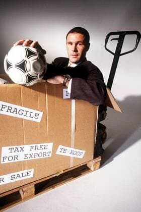 Tax Free - Jean Marc Bosman (Belgien) posiert in einer Kiste, die ihn als steuerfreie Ware auszeichnet -  Fußball Herren Shooting 1996, Fotoshooting, Fototermin, Gericht, Gerichtsverhandlung, Urteil, Bosmanurteil, Recht Einzelbild Gerichtsentscheidung
