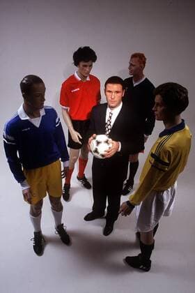 Jean Marc Bosman (Belgien) umgeben von stummen, untätigen Schaufensterpuppen in Fußballtrikots -  Fußball Herren Shooting 1996, Fotoshooting, Fototermin, Gericht, Gerichtsverhandlung, Urteil, Bosmanurteil, Recht Einzelbild Gerichtsentscheidung, Spielertransfers, Transfer Transfers, Transfermarkt, Spielertransfer