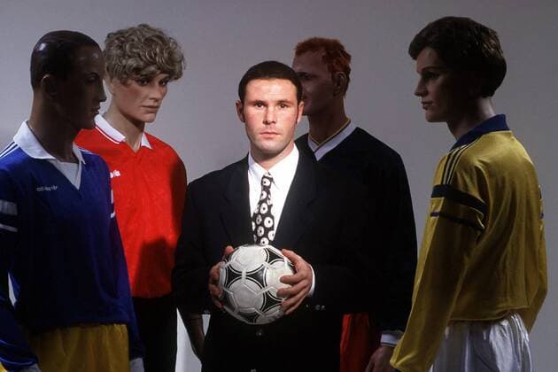 Jean Marc Bosman (Belgien) umgeben von stummen, untätigen Schaufensterpuppen in Fußballtrikots -  Fußball Herren Shooting 1996, Fotoshooting, Fototermin, Gericht, Gerichtsverhandlung, Urteil, Bosmanurteil, Recht Gruppe Gerichtsentscheidung, Spielertransfers, Transfer Transfers, Transfermarkt, Spielertransfer