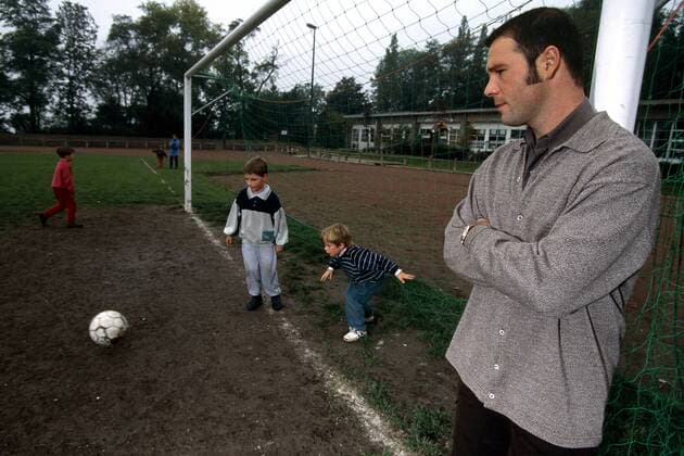Jean Marc Bosman (Belgien) bleibt kaum etwas anderes übrig, als wehmütig Kinder beim Fußballspielen zu betrachten -  Fußball Herren Privat 1997, Aufnahmedatum geschätzt Gruppe