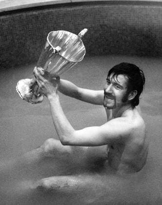 Europapokalsieger Glasgow Rangers - John Greig jubelt im Entmüdungsbecken mit dem Pott -  Fußball EC 2 Herren Europapokal der Pokalsieger 1971 1972, Europacup, Endspiel, Finale, Glasgow Rangers Einzelbild Barcelona Glück, Freude,