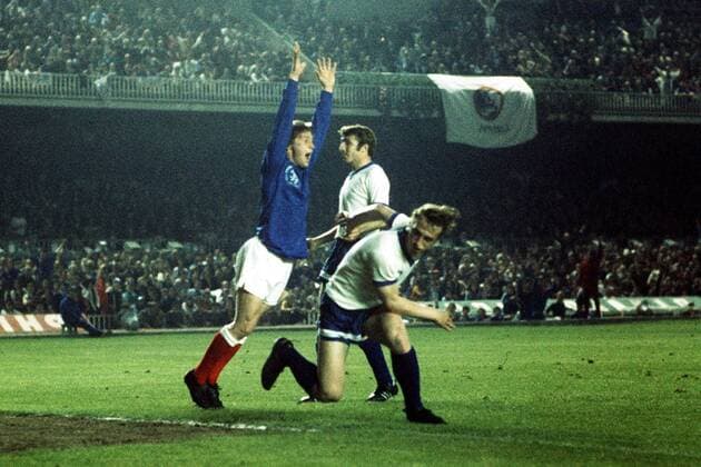 Freud und Leid - Torschütze Willie Johnston (Glasgow Rangers, li.) jubelt, die Spieler von Dynamo Moskau sind enttäuscht -  Fußball EC 2 Herren Europapokal der Pokalsieger 1971 1972, Europacup, Endspiel, Glasgow Rangers - Dynamo Moskau 3:2 Totale Barcelona Begeisterung, Freude,