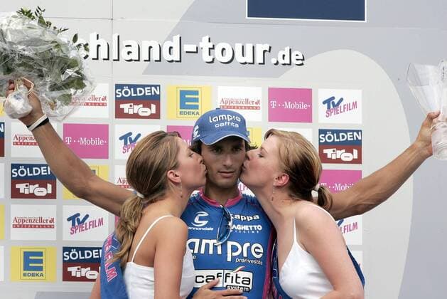Etappensieger Daniele Bennati (Italien Lampre Caffita) bekommt traditionell Küßchen von den Hostessen Radsport Herren Deutschland Tour 2005, Deutschlandtour, ProTour, Straßenradsport, Straße, Rad, Rundfahrt Gruppe 5. Etappe: Sölden - Friedrichshafen