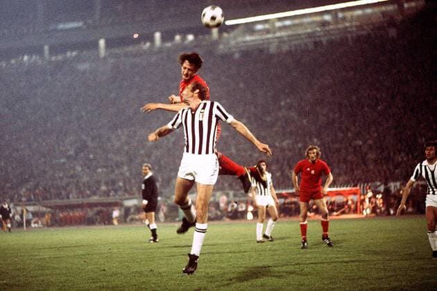 Johan Cruyff (Ajax, oben) kommt gegen Francesco Morini (Juve) zum Kopfball -  Fußball EC 1 Herren Europapokal der Landesmeister 1971 1972, Europacup, Endspiel, Ajax Amsterdam - Juventus Turin 1:0 Totale Belgrad Dynamik, Höhe, Kampf,