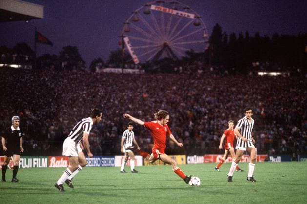 Paul Walsh (Liverpool, Mitte) zieht ab, Michel Platini (Juve, re.) schaut zu -  Fußball EC 1 Herren Europapokal der Landesmeister 1984 1985, Europacup, Endspiel, Juventus Turin - FC Liverpool 1:0 Totale Heyselstadion, Heysel Stadion Brüssel Dynamik,