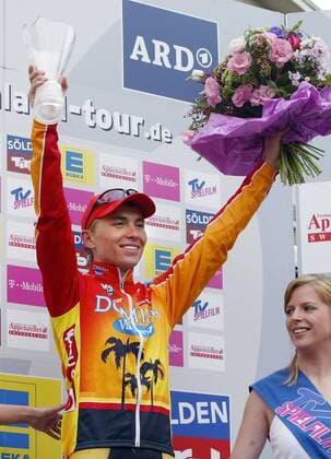 Maxim Iglinskiy (Kasachstan Domina Vacanze) gewinnt die 6. Etappe der Deutschlandtour und jubelt bei der Siegerehrung mit Pokal und Blumenstrauß Radsport Herren Deutschland Tour 2005, Deutschlandtour, ProTour, Straßenradsport, Straße, Rad, Rundfahrt Gruppe 6. Etappe: Friedrichshafen - Singen Freude,