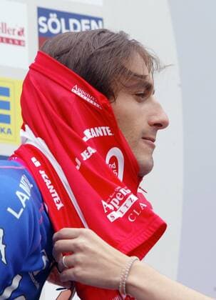 Daniele Bennati (Italien Lampre Caffita) bekommt bei der Siegerehrung das Rote Trikot übergestreift Radsport Herren Deutschland Tour 2005, Deutschlandtour, ProTour, Straßenradsport, Straße, Rad, Rundfahrt Einzelbild 6. Etappe: Friedrichshafen - Singen