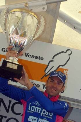 Sieger Eddy Mazzoleni (Italien Lampre) präsentiert stolz während der Siegerehrung die Siegertrophäe -  Radsport Herren Giro del Veneto 2005, Straßenradsport, Straße, Rad, Vdig Einzelbild Freude,